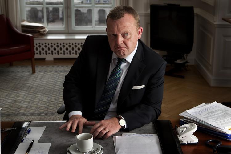 Sur. Statsminister Lars Løkke Rasmussen (V) kan lægge sit ansigt i alvors folder. Men det sker alt for ofte, mener DF-formand Pia Kjærsgaard. 
