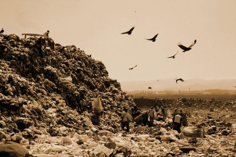 Skraldekunst. 'Waste Land' portrætterer  'skraldefolket' i Brasilien i et integreret kunstnerisk og socialt projekt. 