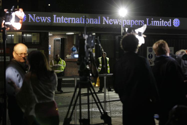 AVISAFLYTNINGER. Afsløringen af omfanget af News of The Worlds aflytninger har sat Storbritannien på den anden ende - og ført til en lukning af avisen. Her presseopbuddet foran avisens redaktionslokaler i London. 