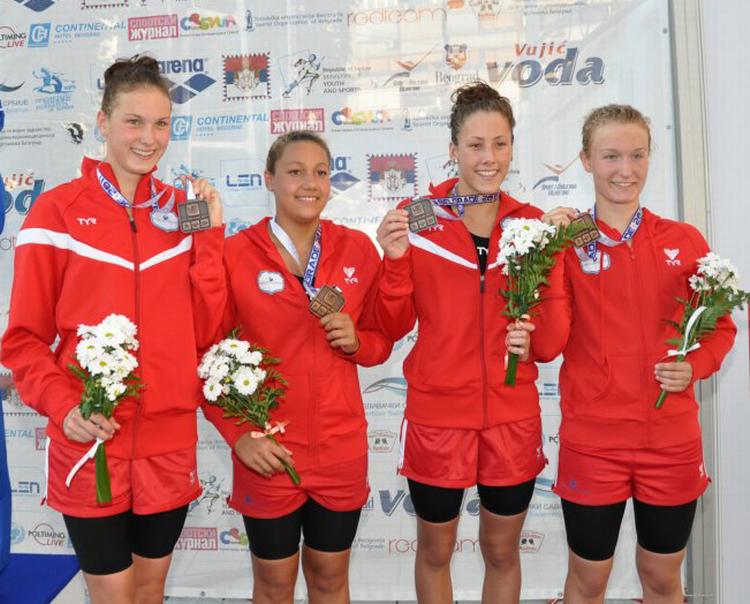 unikt. Med Mie Ø. Nielsen (yderst t.v.) på førsteturens rygcrawl lykkedes det i 4x100 meter medley for første gang nogen sinde en dansk holdkap at vinde medalje ved junior-EM. De første tre ture blev svømmet af Cecilie Holten fra Triton Ballerup samt Christina Munkholm og Kia Hansen, begge fra Køge. 