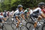Styrt. Contador måtte en tur i asfalten på dagens etape men slap uden skrammer. 