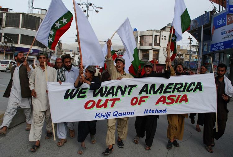 MODVILJE. Pakistanere demonstrerer mod USA under udenrigsminister Hillary Clintons besøg i landet i slutningen af maj. De to landes venskab er ved at kølnes. 