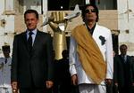 Forhandling. Frankrigs opfordrer de libyske oprørere til at forhandle med oberst Gaddafi. Her ses præsident Sarkozy og oberst Gaddafi i 2007. 