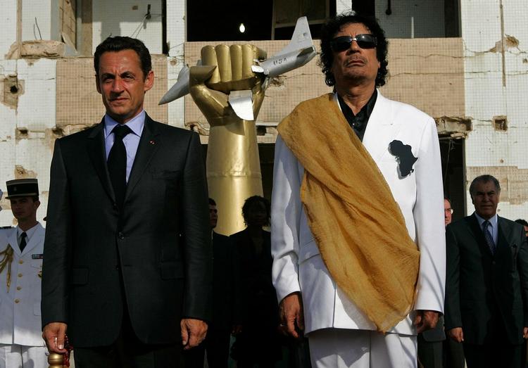 Forhandling. Frankrigs opfordrer de libyske oprørere til at forhandle med oberst Gaddafi. Her ses præsident Sarkozy og oberst Gaddafi i 2007. 
