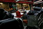 Handling. De selskaber, der håndterer kufferter er ved at håndsortere omkring 3000 stykker bagage, der skal sendes ud eller afhentes. (arkivfoto) 