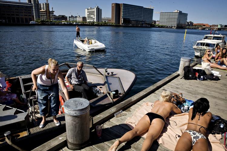 sommerliv. Flere gange i løbet af den sidste uge har havnebadene måttet lukke for badning. Men man kan stadig sole sig på kajen. Arkivfoto. 
