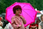 Sommer? Det regnede, da børn og voksne med paraplyer tog til jazzkoncert i Kongens Have i den forløbne uge 