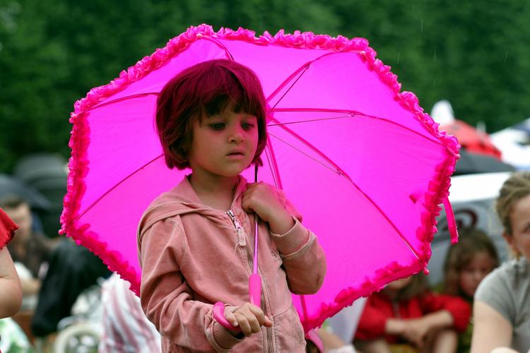 Sommer? Det regnede, da børn og voksne med paraplyer tog til jazzkoncert i Kongens Have i den forløbne uge 