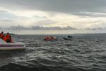 EFTERSØGNING. Mere end 200 passagerer var ombord på skibet, der i går sank. Her søger redningsbåde efter overlevende. 