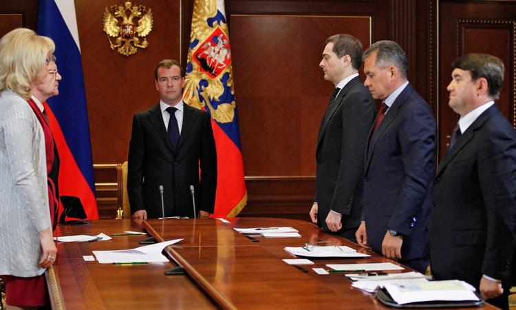 Tragedie. Den russiske præsident Medvedev krævede i dag på et møde med regerinsembedsmænd, at alle passagerfartøjer skal have sikkerhedstjek. 