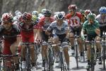 Styrt. Alberto Contador har smerter i knæet efter sit tredje styrt i dette års Tour de France. 