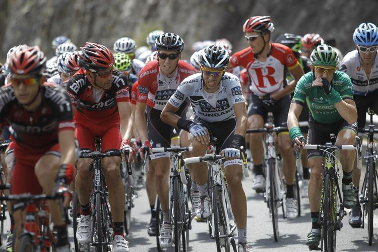 Styrt. Alberto Contador har smerter i knæet efter sit tredje styrt i dette års Tour de France. 