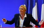 Højre. Marine le Pen har været leder af den stærkt højreorienterede folkefront Le Front National siden januar, og skrækscenariet for præsidentvalget næste år er, at hun slår den socialistiske eller den gaullistiske kandidat ud i første runde, så hun i anden runde står alene tilbage med en modkandidat. 