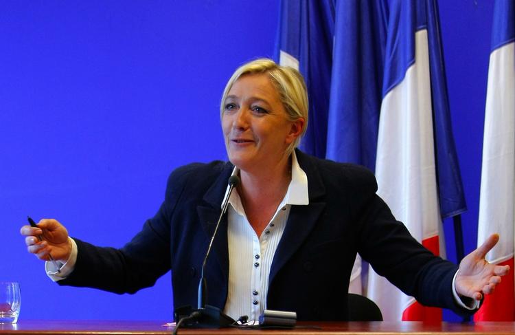 Højre. Marine le Pen har været leder af den stærkt højreorienterede folkefront Le Front National siden januar, og skrækscenariet for præsidentvalget næste år er, at hun slår den socialistiske eller den gaullistiske kandidat ud i første runde, så hun i anden runde står alene tilbage med en modkandidat. 
