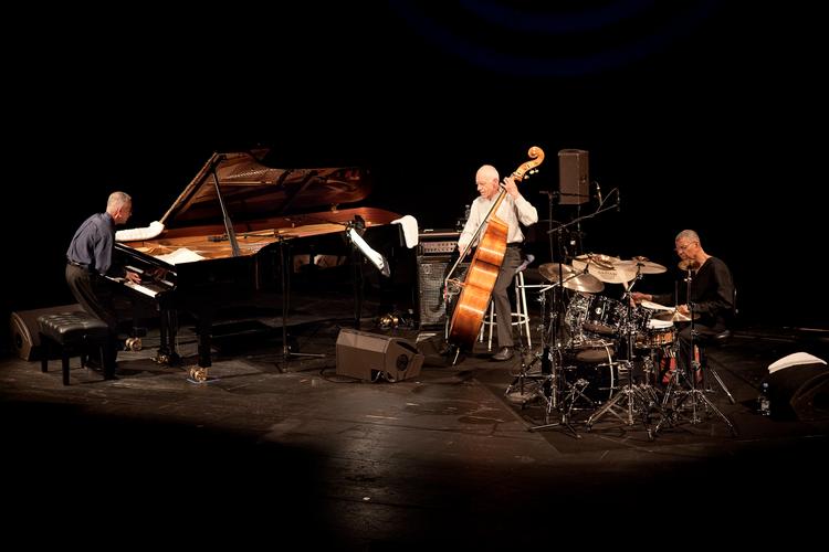 Afbrydelse. Jazzpianisten Keith Jarrett afbrød flere gange sin egen koncert i Operaen, da han ikke var tilfreds med lyden. 