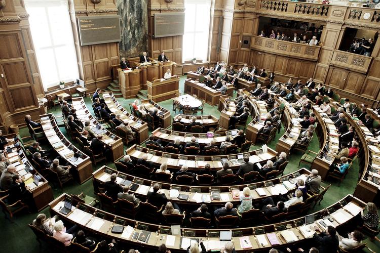 Klima. Hvorfor har politikerne ikke holdt fast i dagsordenen, og hvorfor har medierne ikke holdt politikerne fast på løfterne fra de glade klimadage? 