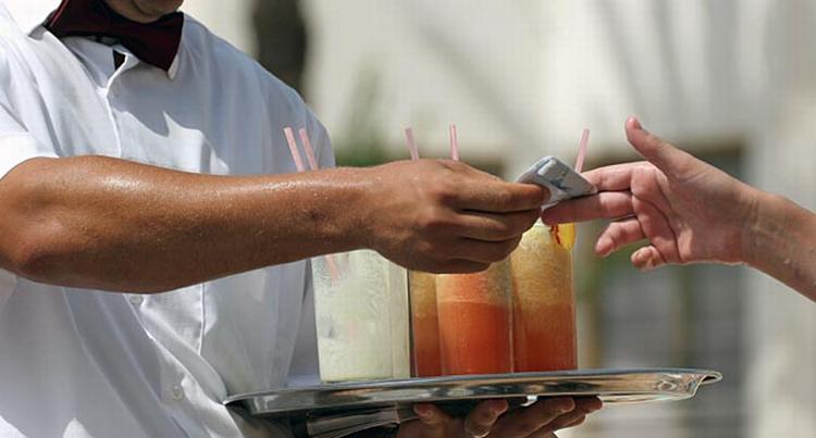 TAK. Nordmænd giver oftere tjeneren drikkepenge, når han serverer de kolde drinks ved poolen. 