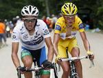 2007. Contador (i hvidt) og Rasmussen var for fire år siden de to store bejlere til Tour-titlen. Contador trak det længste strå, fordi danskeren blev smidt ud efter brød på på en række regler omkring de såkaldte 'whereabouts'. 
