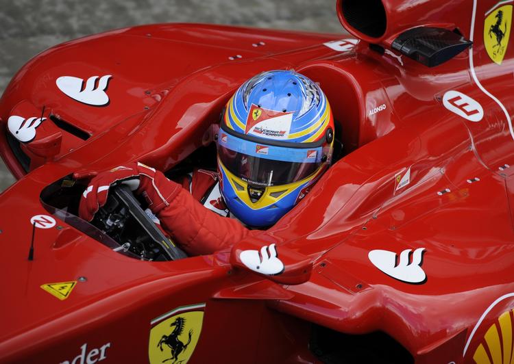Grandprixvinder. Spanske Fernando Alonso kom først over stregen på Silverstone. 
