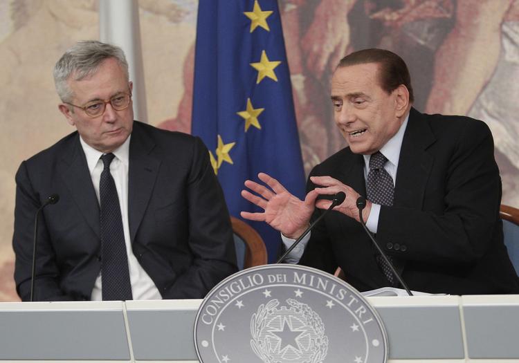 Krise. Silvio Berlusconi har hidtil bakket op om finansminister Giulio Tremontis spareplan, men nu sår han usikkerhed om besparelserne, og det får investorerne til at flygte. 