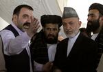 Brødre. Den myrdede Ahmad Wali Karzai (tv) mødtes i oktober 2010 i Kandahar med sin halvbror, præsident Hamid Karzai (anden fra højre). 
