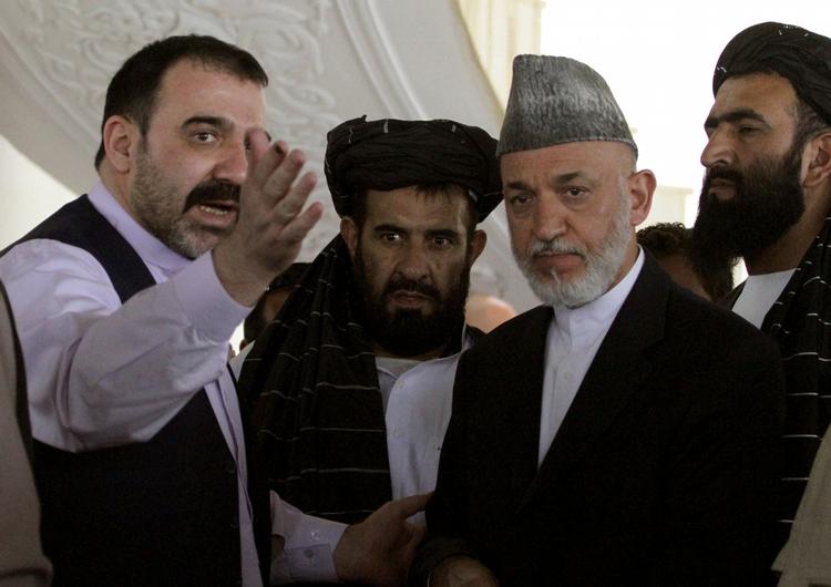 Brødre. Den myrdede Ahmad Wali Karzai (tv) mødtes i oktober 2010 i Kandahar med sin halvbror, præsident Hamid Karzai (anden fra højre). 