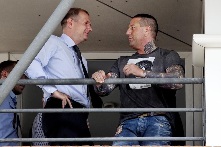 Undskyld. Hells Angels-rockeren Brian Sandberg (th) vil ikke kaldes psykopat og har derfor truet en kriminolog med injuriesag. Her ses Sandberg med sin forsvarer, Michael Juul Eriksen, under den store igangværende rockersag. 