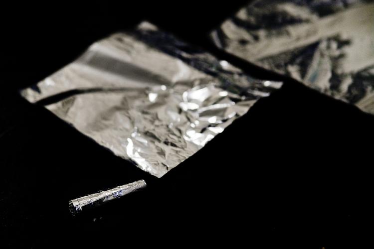 Misbrug. Dette sølvpapir er blevet brugt til at riste heroin med. 27 procent af unge mener, at de uden større problemer vil kunne få fat på heroin. 