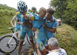 Drama. Alexander Vinokourov var et af dagens ofre på endnu en dramatisk Tour-etape. Han måtte ligesom belgieren Jurgen Van den Broeck udgå efter et styrt. 