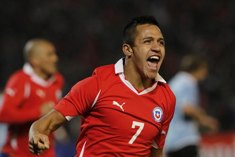 Dribler. Alexis Sánchez spiller i øjeblikket Copa America med Chile, men har angiveligt haft tid til at blive enig med Barcelona. 