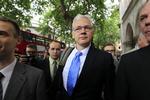Appel. Assange afviser fortsat alle anklager om voldtægt, der blev fremsat af to svenske kvinder sidste år, og som gør, at Sverige kræver ham udleveret. Her ankommer han til retten i London. 