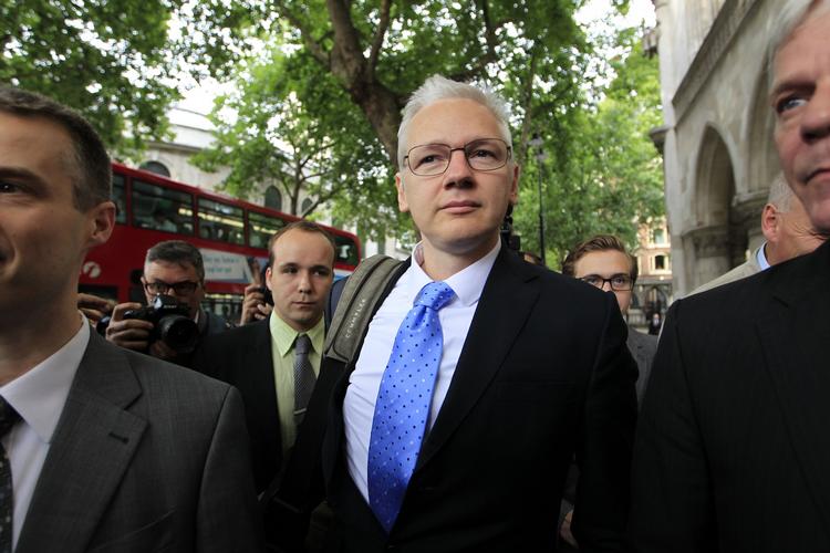 Appel. Assange afviser fortsat alle anklager om voldtægt, der blev fremsat af to svenske kvinder sidste år, og som gør, at Sverige kræver ham udleveret. Her ankommer han til retten i London. 