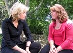 Fri. I et interview med Diane Sawyer fra ABC News (tv.) fortæller Jaycee Dugard (th.) om 18 år med fangenskab, misbrug og manipulation. 