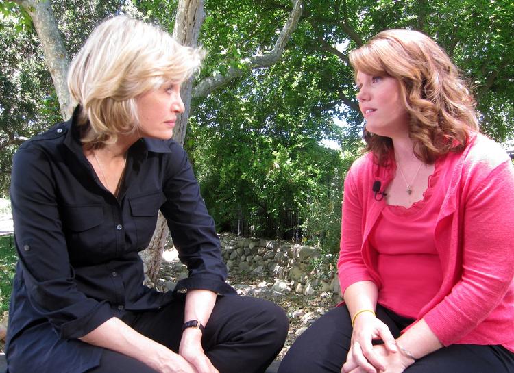 Fri. I et interview med Diane Sawyer fra ABC News (tv.) fortæller Jaycee Dugard (th.) om 18 år med fangenskab, misbrug og manipulation. 