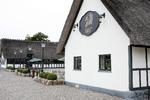 Kokken Thomas Pasfall, der driver Munkebo Kro (billedet) og en kantine i Odense, har lavet mad, som 87 mennesker blev syge af. Maden blev serveret i kantinen og ikke på Munkebo Kro. 
