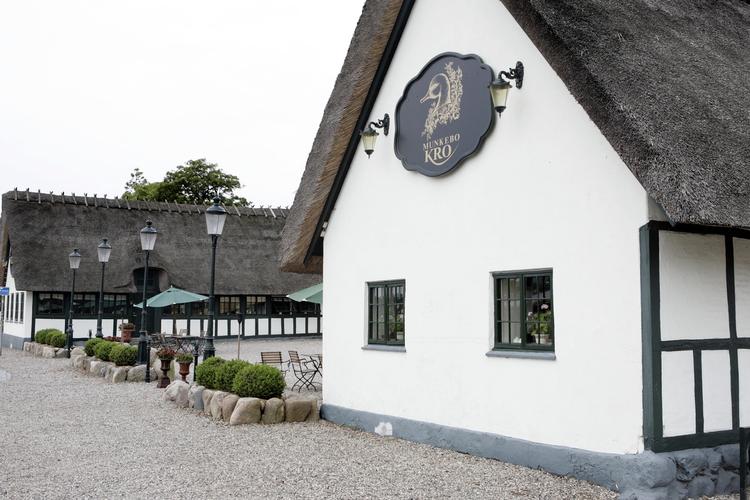 Kokken Thomas Pasfall, der driver Munkebo Kro (billedet) og en kantine i Odense, har lavet mad, som 87 mennesker blev syge af. Maden blev serveret i kantinen og ikke på Munkebo Kro. 