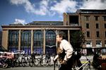 Dødt. Turister må undre sig over, at de på den ene side af Vesterbrogade kan gå amok i candyfloss og rutsjebaner, mens de på anden ikke kan finde noget, der overhovedet minder om liv. 
