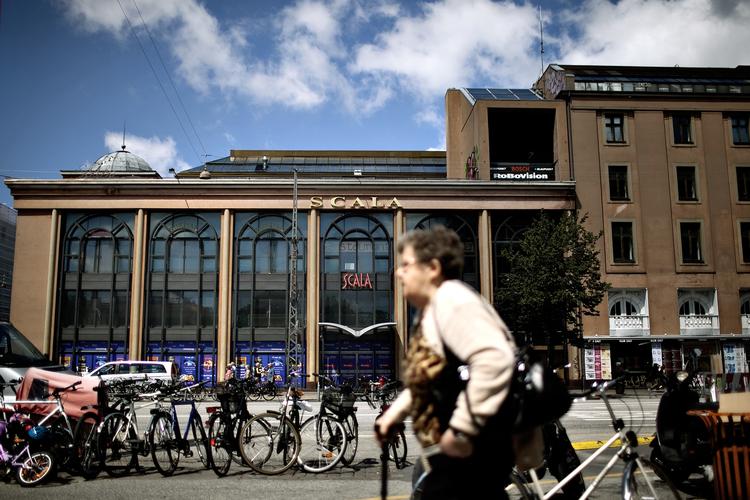 Dødt. Turister må undre sig over, at de på den ene side af Vesterbrogade kan gå amok i candyfloss og rutsjebaner, mens de på anden ikke kan finde noget, der overhovedet minder om liv. 