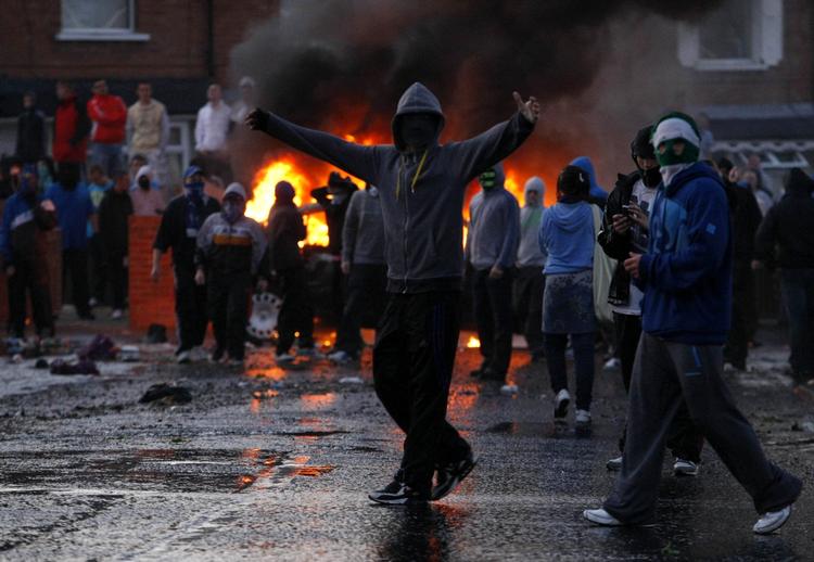 Brandbomber. Nationalistiske katolikker hærgede dele af Belfast og kastede benzinbomber mod politiet i oprør mod protestanternes orangemarch. 