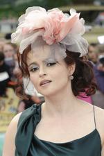 Helena Bonham Carter smiler kålhøgent til kameraet i London. 
