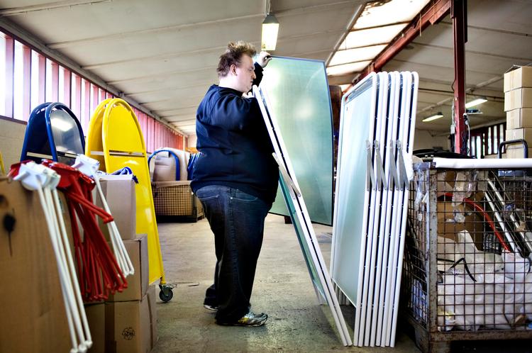 Dagligdag. Hos Dansk Skilteproduktion knokler Dennis Søderberg Jensen hver dag fra 7.30 til 12.30. 