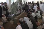 Død. Tusindvis af mennesker deltog i begravelsen af Ahmad Wali Karzai, blandt dem præsident Hamid Karzai. 