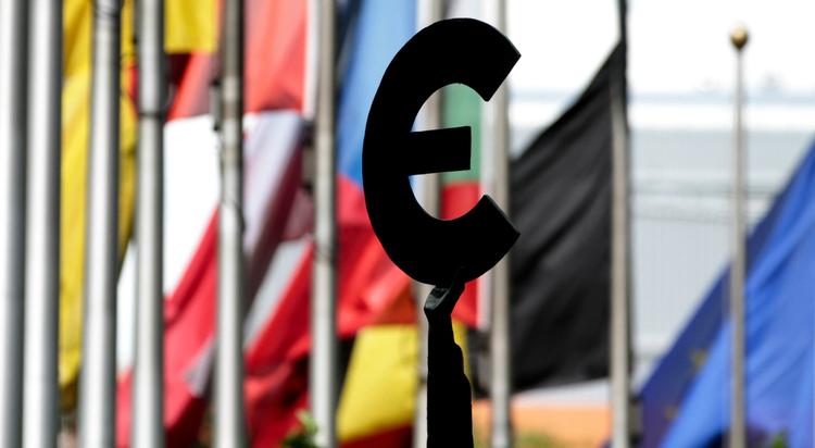 Krise. Den fælles valuta, euroen, er i dyb krise. Flere euro-lande har store gældsproblemer og markederne reagerer negativt. 