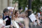 En storsmilende Emma Watson ankommer til premieren i London. 
