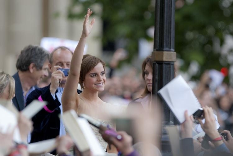 En storsmilende Emma Watson ankommer til premieren i London. 