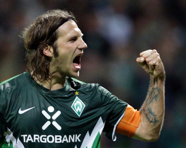Blækdreng. Torsten Frings er ikke omfattet af forbuddet. Midtbanemanden sagde for et par måneder siden farvel til Bremen efter sammenlagt 11 sæsoner i klubben. Han spiller nu for Toronto i den nordamerikanske MLS-Liga. 