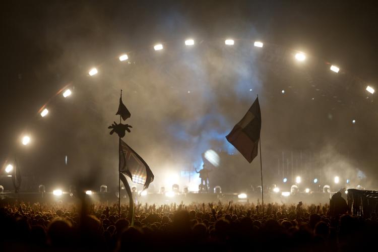 Festival. Folkefest eller fantasiforladt technoshow? Anmelderne og Roskilde-gæsterne kan ikke blive enige om koncerten med Deadmau5. 