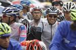 Tilfreds. »Jeg er yderst tilfreds, fordi jeg slap helskindet igennem, og fordi jeg absolut ingen problemer havde med mit højre knæ«, siger Alberto Contador med de mørke solbriller. 