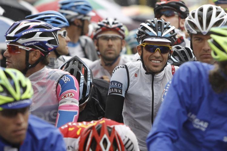 Tilfreds. »Jeg er yderst tilfreds, fordi jeg slap helskindet igennem, og fordi jeg absolut ingen problemer havde med mit højre knæ«, siger Alberto Contador med de mørke solbriller. 
