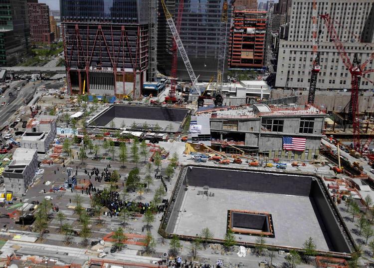 GENSPEJL. De to vandbassiner ligger præcis der, hvor de to tvillingetårne stod. 